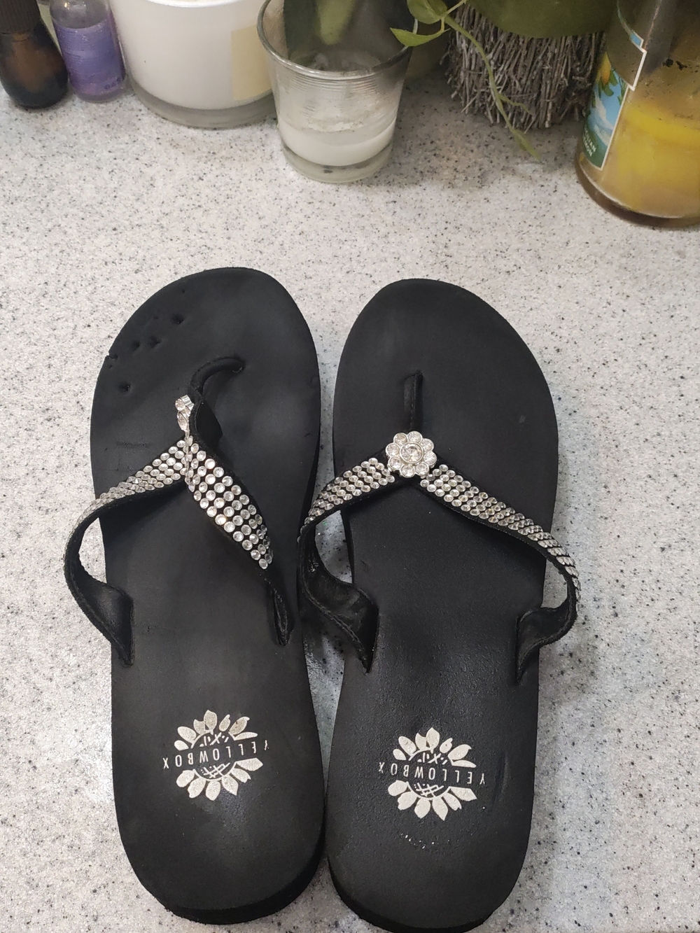 🎇✨✨✨Yellow Box Women’s Black Rhinestone 😱Thong Sandals